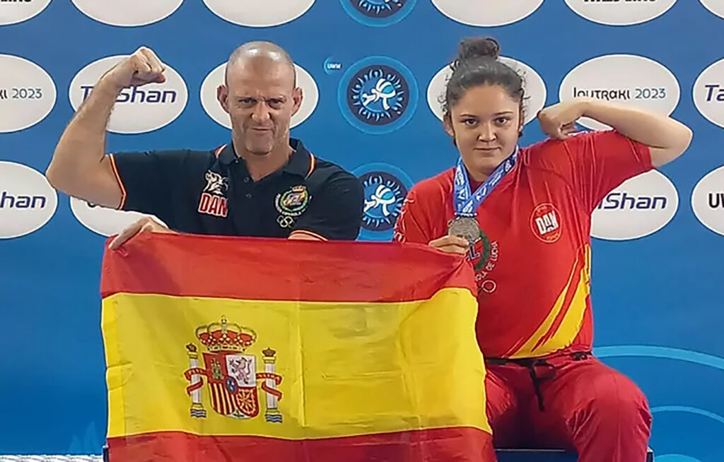 31 medallas y seis dobletes de oro del grappling en Grecia