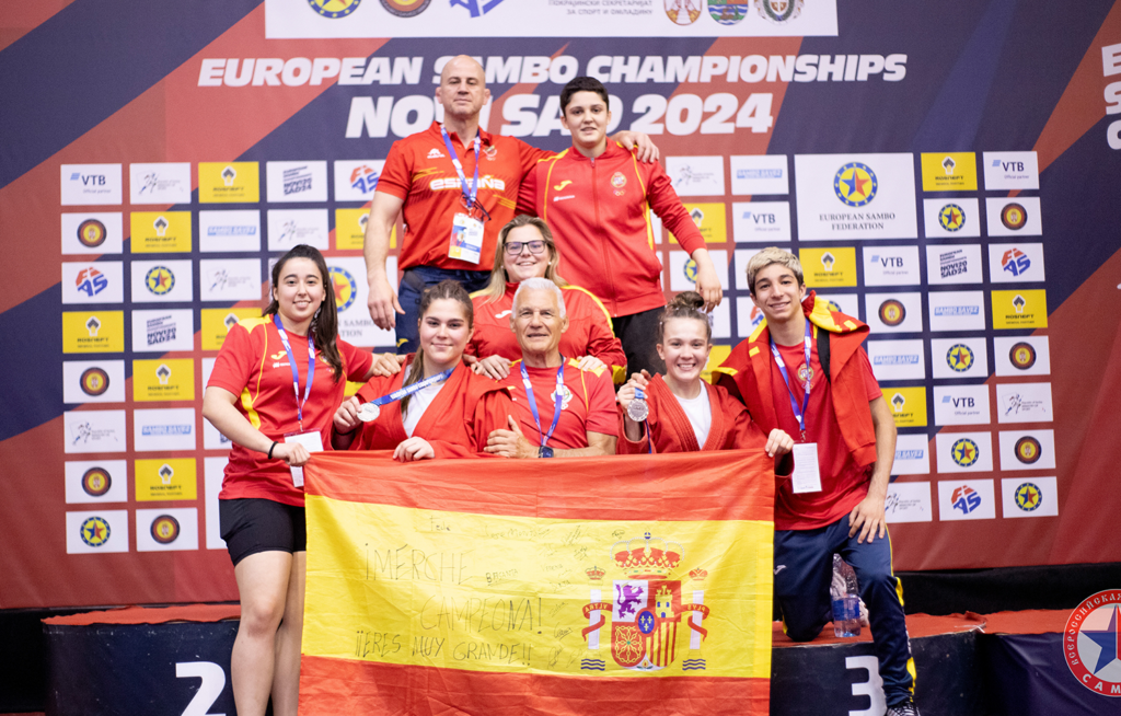 El equipo, en el podio, celebra el subcampeoanto de Carla Albitos y Carla Vico