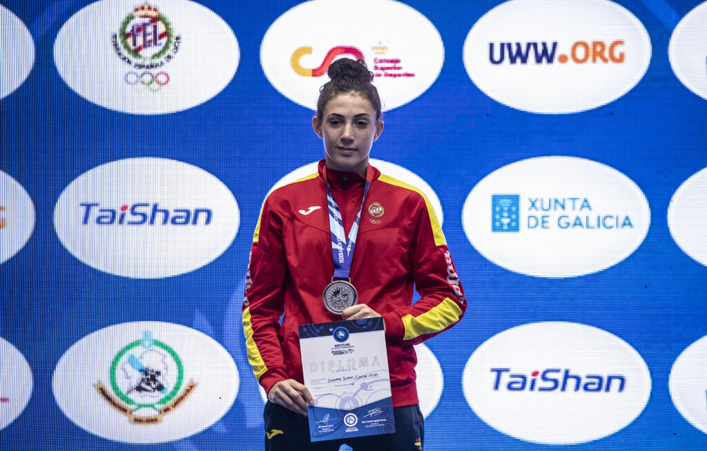 Carla Jaume, en el podio con la plata y el diploma de subcampeona del mundo U20