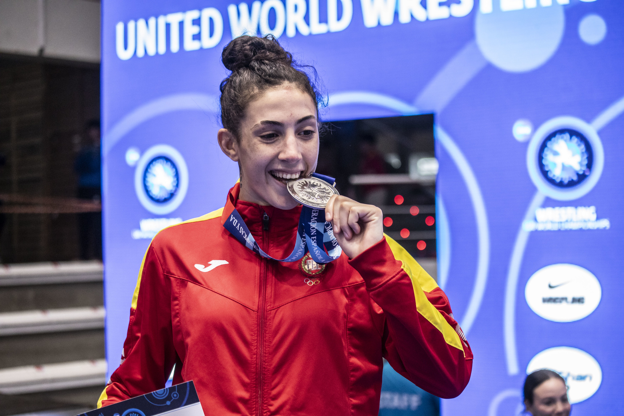 Carla Jaume, tras recoger la medalla de plata en el Mundial de Pontevedra