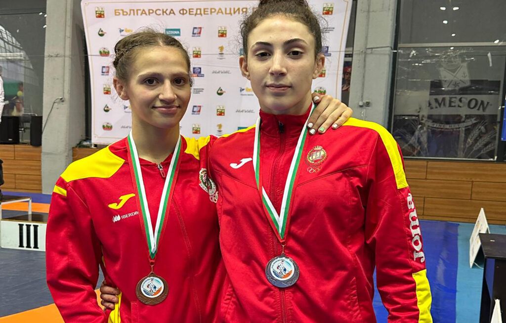 María y Carla, tras recoger sus medallas en Bulgaria